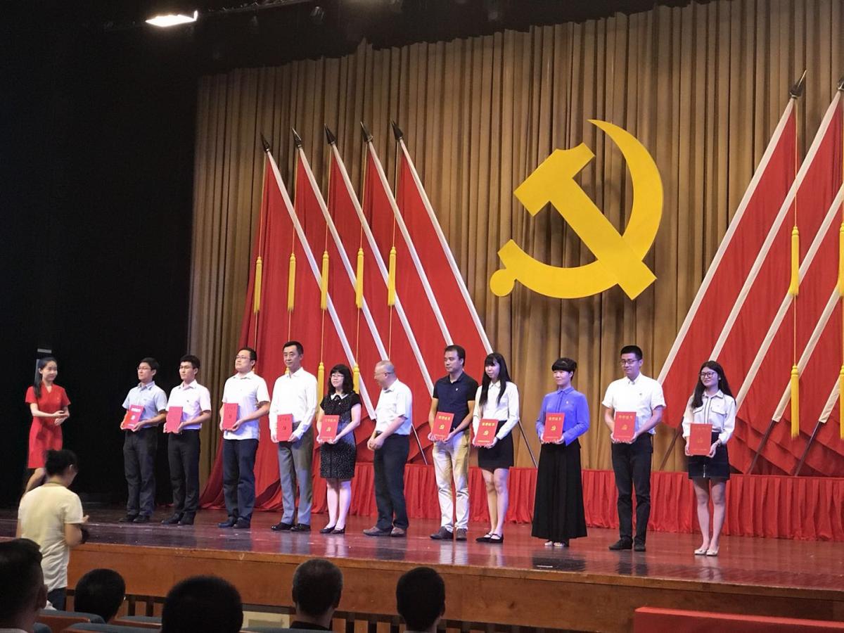    刘飞老师作为优秀党务工作者代表上台接受表彰（左三）