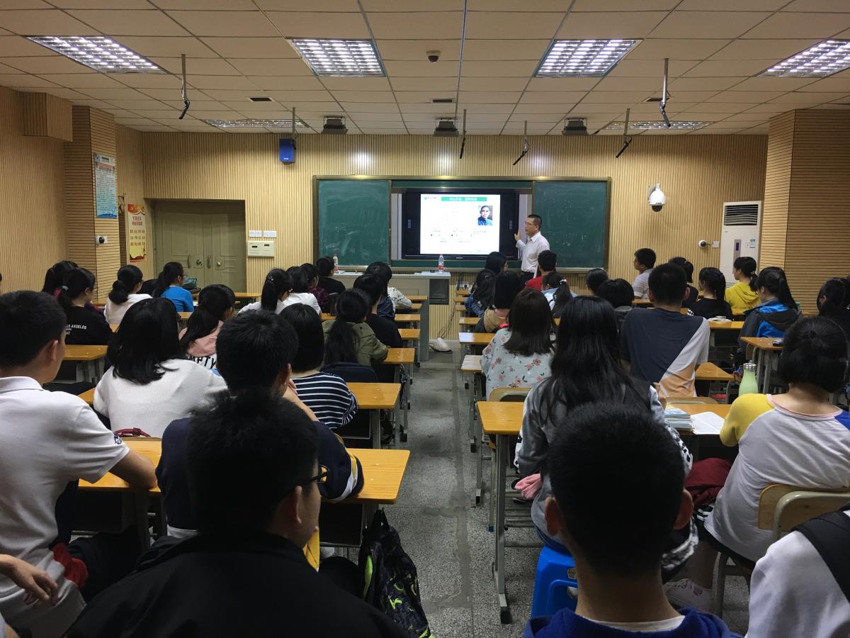 我院组织开展教授进中学讲座特色招宣活动